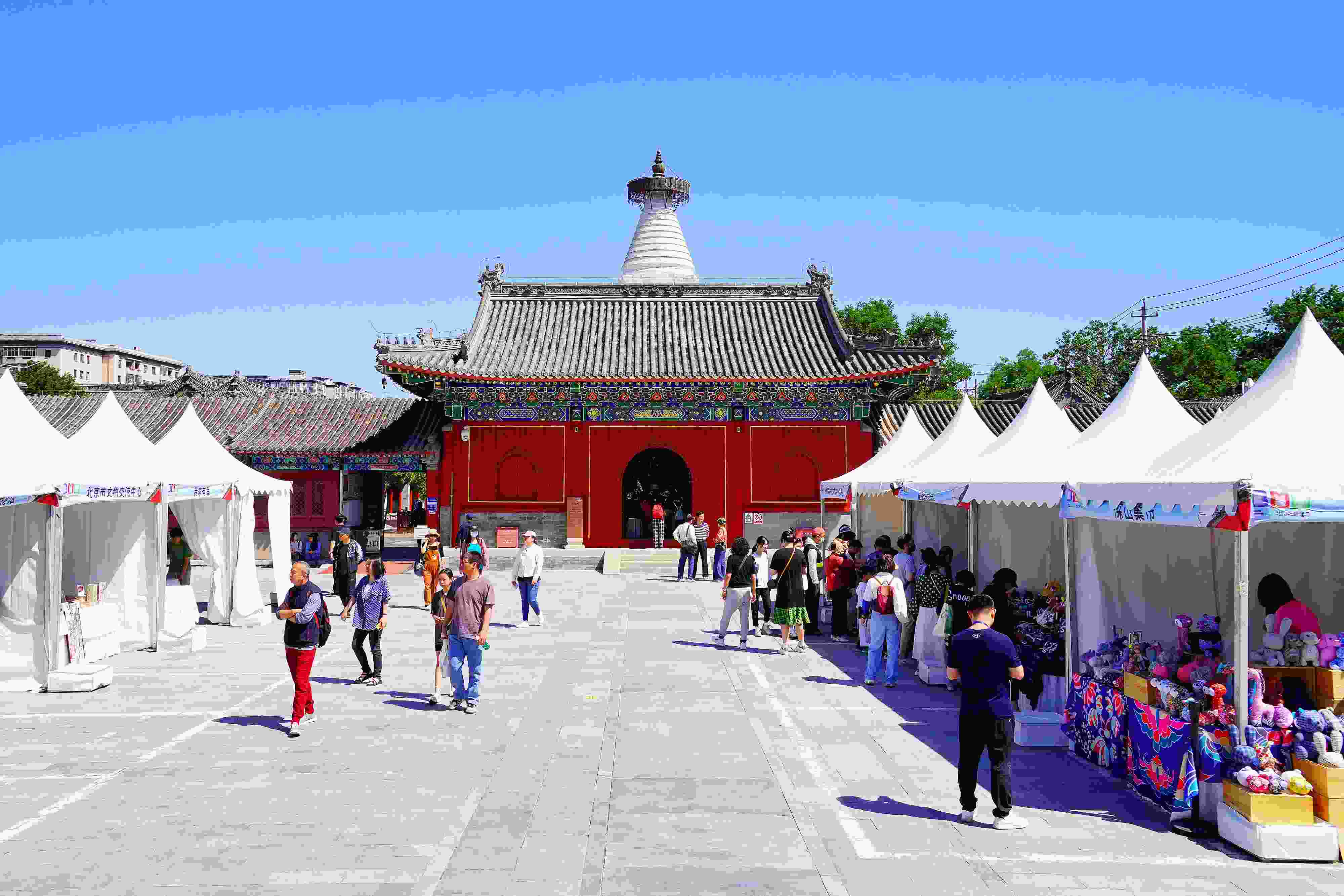 2024年5月，“北京白塔文化市集”在已有700余年歷史的妙應(yīng)寺白塔下舉行。