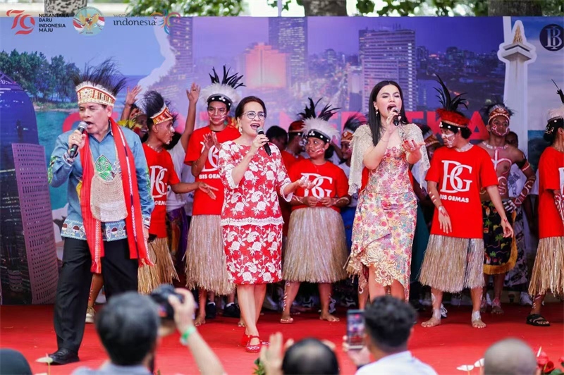 大使夫婦與演員一起共唱《明天會更好》。