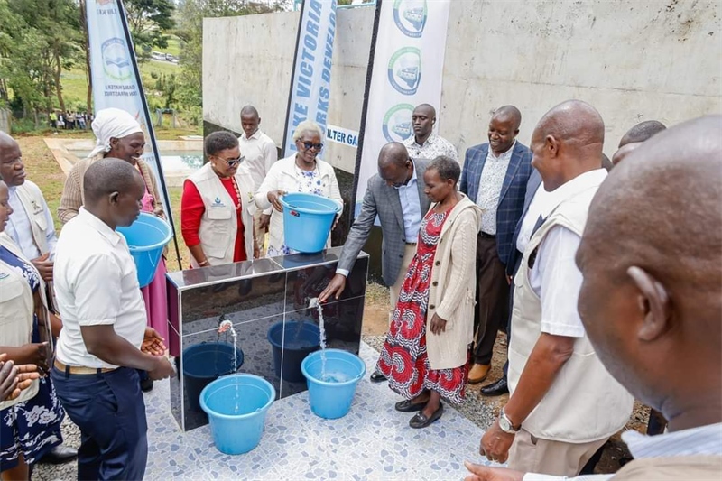 肯尼亞總統(tǒng)魯托考察南迪山供水項目設備運行情況。中鐵十局供圖