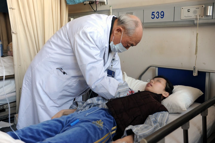 瑞金醫(yī)院終身教授王振義在上海瑞金醫(yī)院為病人看?。ㄙY料照片）。 新華社發(fā)