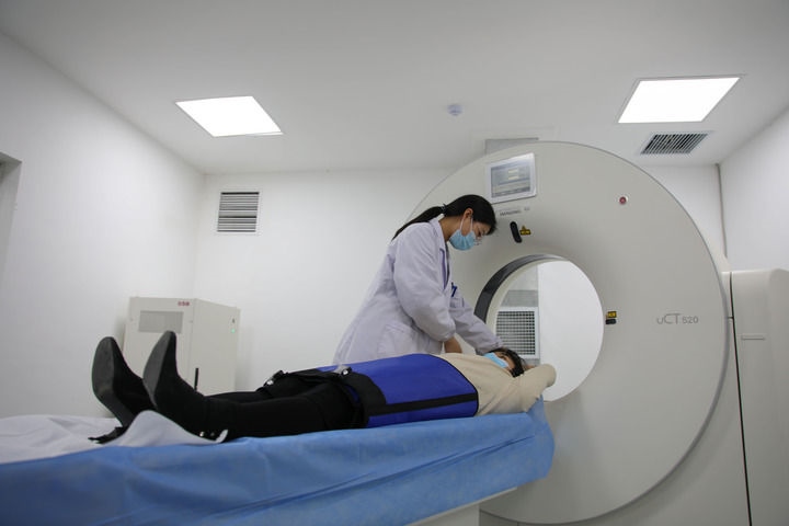 2023年3月2日，安徽省合肥市包河區(qū)煙墩街道社區(qū)衛(wèi)生服務(wù)中心的醫(yī)護(hù)人員為患者進(jìn)行CT檢查。 新華社記者 曹力 攝