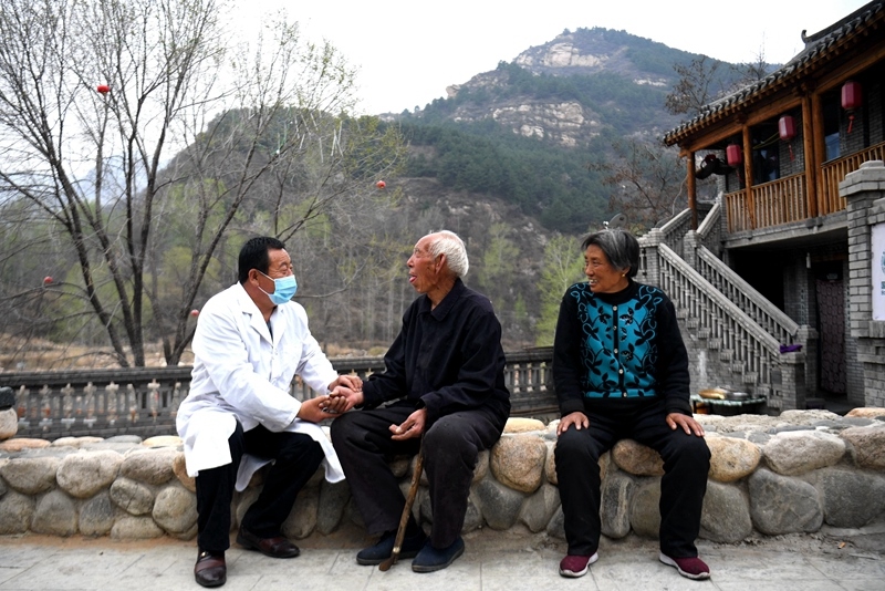 2020年4月15日，在河北阜平縣龍泉關鎮(zhèn)駱駝灣村，村醫(yī)霍建國為村民把脈。