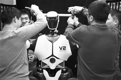 科研人員在調試機器人。新華社記者 金立旺攝