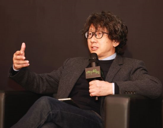 在學(xué)術(shù)論壇上發(fā)言的朱銳。（受訪者供圖）