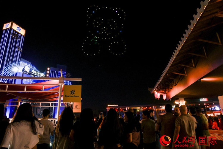 當(dāng)?shù)孛癖娪^看無人機表演。人民網(wǎng)記者 宋亦然攝