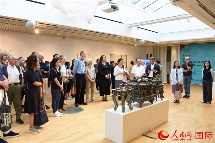 來(lái)賓參觀展覽作品。人民網(wǎng)記者 殷淼攝