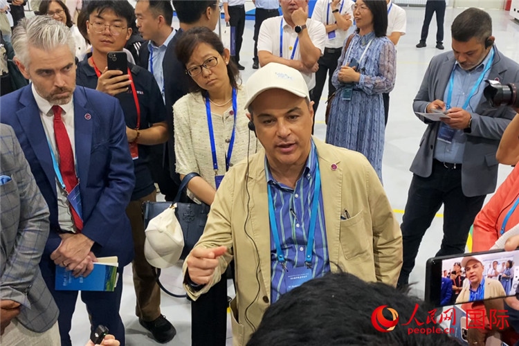 阿根廷駐華大使馬致遠(yuǎn)與億華通動(dòng)力科技有限公司總經(jīng)理于民討論關(guān)切問題。人民網(wǎng) 宋歌攝