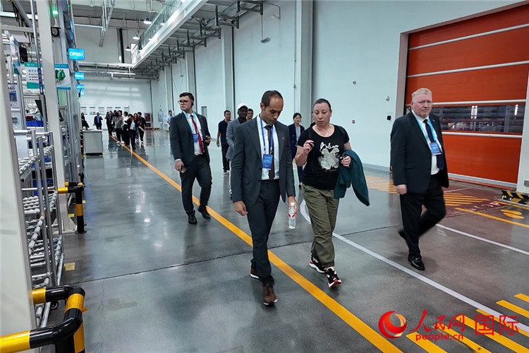 駐華外交官和國(guó)際組織駐華代表參觀億華通動(dòng)力科技有限公司生產(chǎn)車間。人民網(wǎng)記者 方童攝