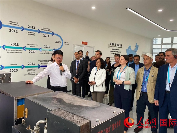 于民向駐華外交官和國(guó)際組織駐華代表介紹企業(yè)發(fā)展情況。人民網(wǎng) 宋歌攝