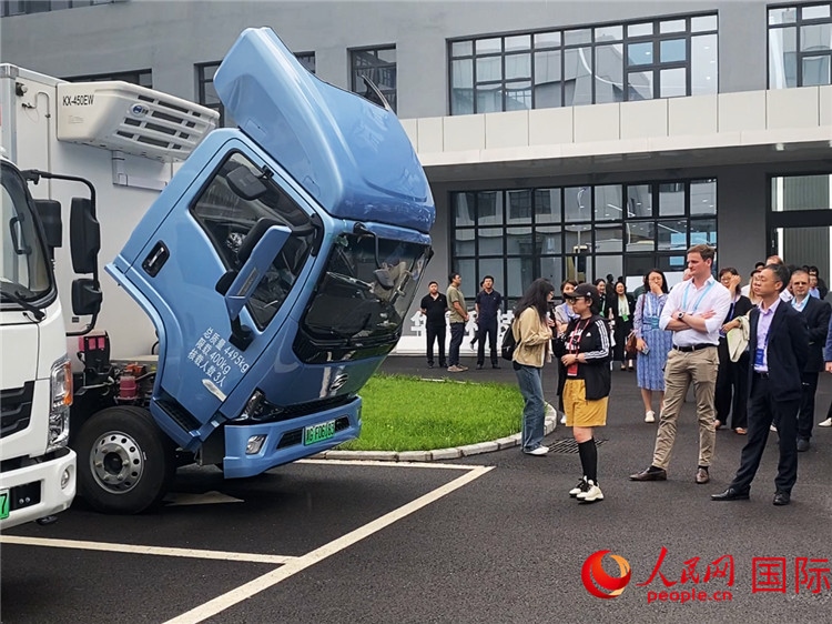 于民向駐華外交官和國(guó)際組織駐華代表介紹燃料電池車型。人民網(wǎng)記者 于洋攝