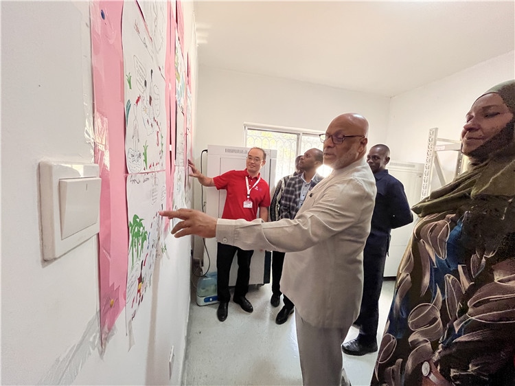 坦桑尼亞桑給巴爾衛(wèi)生部部長馬茲伊參觀科普室。專家組供圖