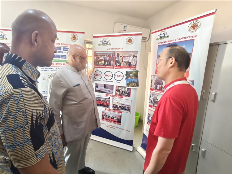 中方專家組組長黃玉政介紹項(xiàng)目進(jìn)展。專家組供圖