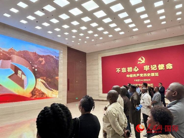 代表團參觀“不忘初心 牢記使命”中國共產(chǎn)黨歷史展覽。人民網(wǎng) 曹欣悅攝