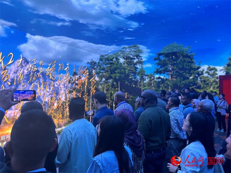 代表團在全景影院中感受長征場景。人民網(wǎng) 曹欣悅攝