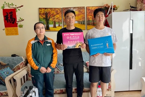 劉傲寒父子收到錄取通知書。北航供圖