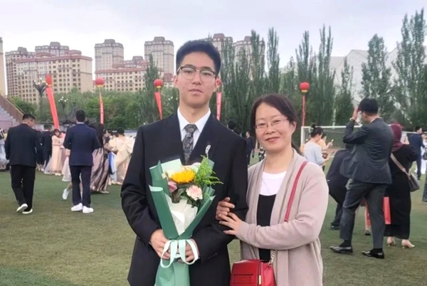 劉傲寒和媽媽合影。北航供圖