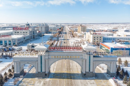 這是2024年1月31日拍攝的中國（黑龍江）自由貿(mào)易試驗(yàn)區(qū)黑河片區(qū)（無人機(jī)照片）。五年來，中國（黑龍江）自由貿(mào)易試驗(yàn)區(qū)將“試驗(yàn)田”種成“高產(chǎn)田”，以全省萬分之三的面積，貢獻(xiàn)了全省約五分之一的實(shí)際使用外資和七分之一的外貿(mào)進(jìn)出口，在對外合作、降低物流成本、培育特色產(chǎn)業(yè)和新業(yè)態(tài)新模式等方面深入探索，成功產(chǎn)出超過300項(xiàng)制度創(chuàng)新成果。