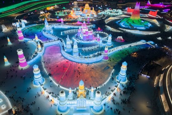 2024年1月1日，來自世界各地的游客在哈爾濱冰雪大世界園區(qū)內(nèi)游玩（無人機(jī)照片）。