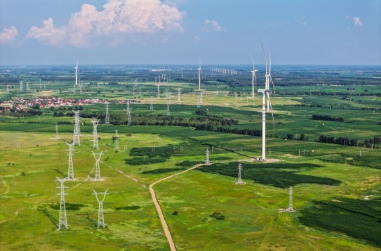 這是2024年7月19日拍攝的內(nèi)蒙古通遼238萬千瓦風(fēng)電項(xiàng)目（無人機(jī)照片）。此項(xiàng)目每年可將75億千瓦時(shí)清潔電能經(jīng)扎魯特—青州±800（千伏）直流特高壓外送通道送至山東地區(qū)消納，相當(dāng)于滿足受端地區(qū)超過300萬戶居民家庭用電需求，節(jié)約標(biāo)煤261萬噸，減少二氧化碳排放634萬噸。