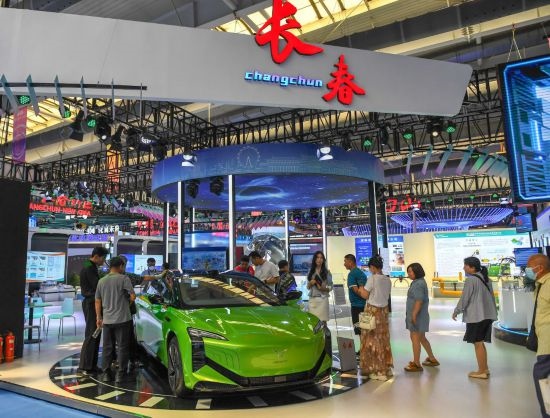 2023年8月23日，人們在第十四屆中國—東北亞博覽會(huì)上參觀一汽紅旗新能源車型。