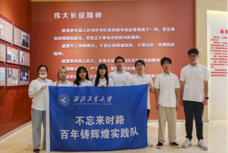 實踐隊員學(xué)習(xí)長征精神。學(xué)校供圖