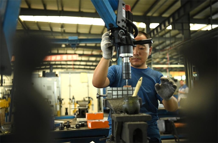 2024年7月30日，在長(zhǎng)春吉林通用機(jī)械（集團(tuán)）有限責(zé)任公司模具裝配生產(chǎn)線(xiàn)，鉗工在進(jìn)行攻絲操作。近年來(lái)，吉林通用機(jī)械（集團(tuán)）有限責(zé)任公司通過(guò)數(shù)字化改造、智能化升級(jí)提高生產(chǎn)效率，提升產(chǎn)業(yè)競(jìng)爭(zhēng)力，已成為全球鋁加工汽車(chē)輕量化零部件知名供應(yīng)商，為奧迪、大眾、寶馬、奔馳、保時(shí)捷等多家品牌主機(jī)廠(chǎng)供應(yīng)零件。新華社記者柳文惠攝