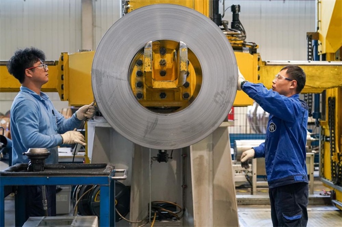 2023年3月16日，工人在位于太倉(cāng)市高新區(qū)的威爾斯新材料（太倉(cāng)）有限公司生產(chǎn)車(chē)間內(nèi)進(jìn)行加工作業(yè)。新華社記者李博攝