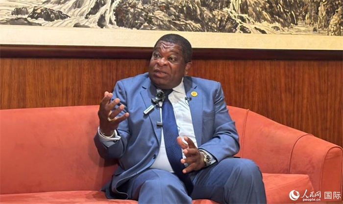 各國議會聯(lián)盟秘書長馬丁·純貢接受采訪。人民網(wǎng) 曹欣悅攝