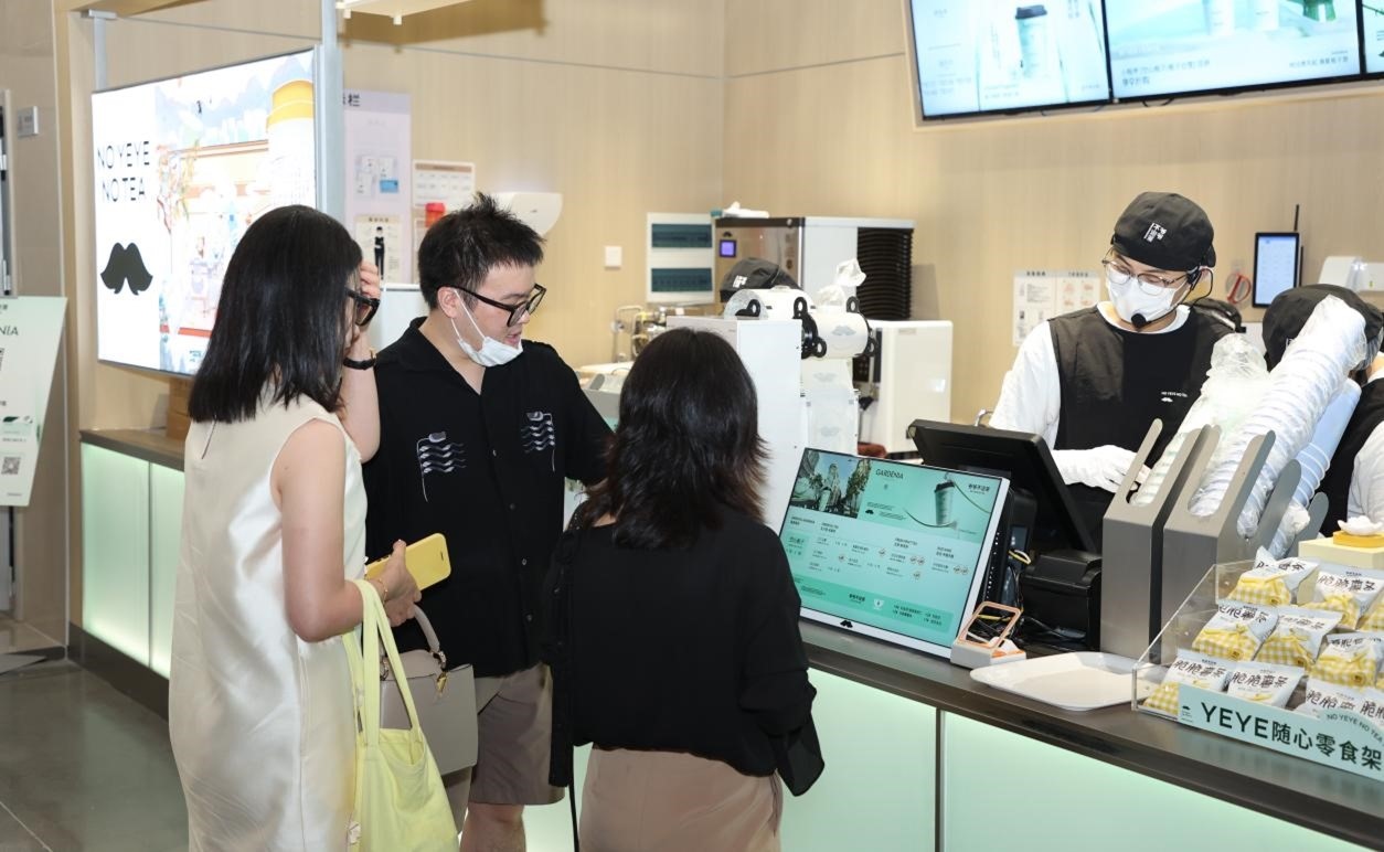 “爺爺不泡茶”奶茶品牌店。人民網(wǎng) 王戰(zhàn)雄攝