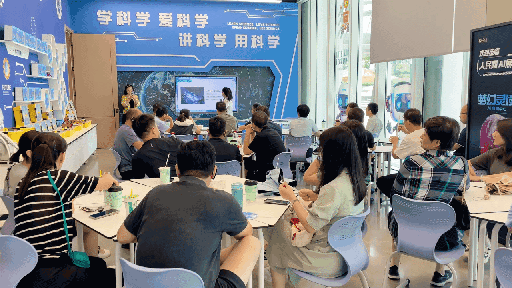 研學(xué)團(tuán)成員在AI研學(xué)培訓(xùn)區(qū)學(xué)習(xí)。人民網(wǎng) 王戰(zhàn)雄攝