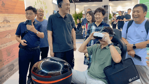 研學(xué)團(tuán)成員正在用VR眼鏡體驗(yàn)。人民網(wǎng) 王戰(zhàn)雄攝