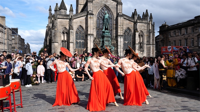 《長城魂》的演員在愛丁堡皇家一英里街頭演出。主辦方供圖