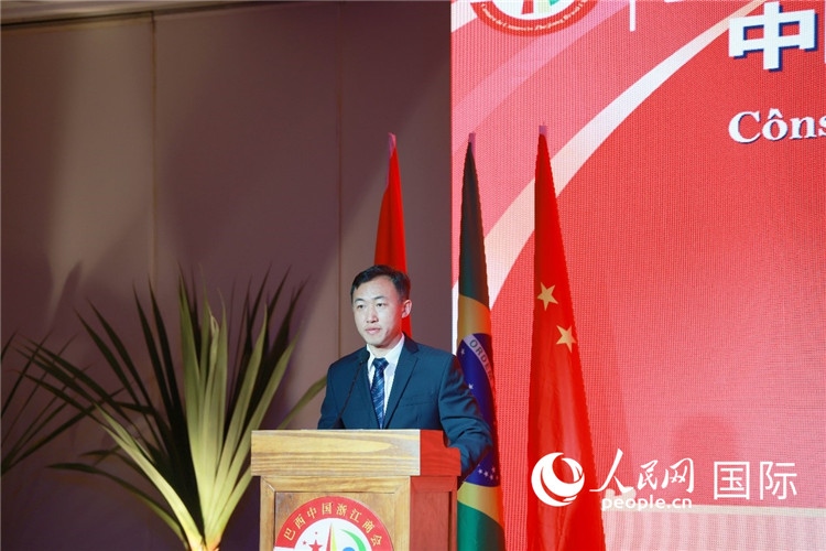 中國駐里約熱內(nèi)盧代總領(lǐng)事王海濤在典禮中致辭。人民網(wǎng)記者 陳海琪攝