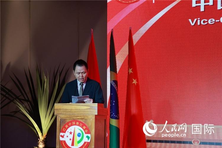 中國駐里約總領(lǐng)館副總領(lǐng)事王尉育宣讀賀電。人民網(wǎng)記者 陳海琪攝