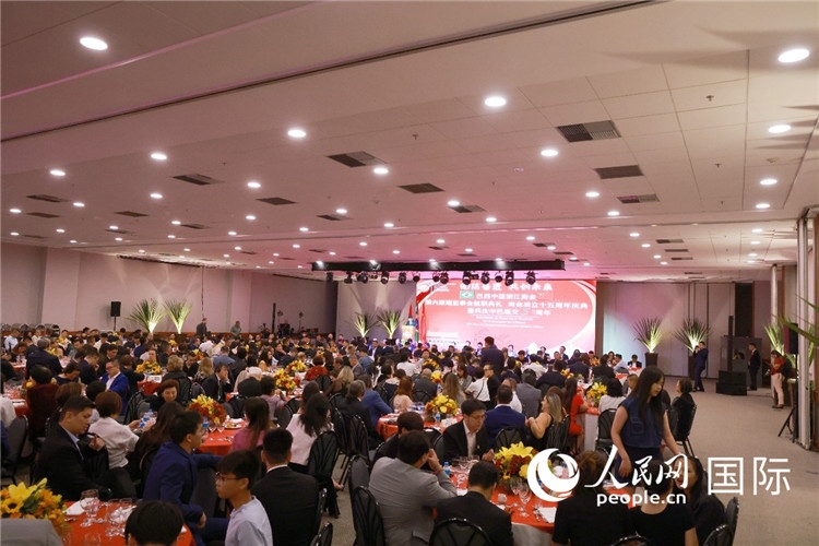 當(dāng)?shù)貢r間8月24日晚，巴西中國浙江商會第六屆理監(jiān)事會就職典禮在里約熱內(nèi)盧舉行。圖為就職典禮現(xiàn)場。人民網(wǎng)記者 陳海琪攝