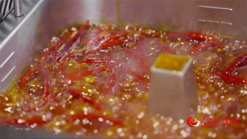 成都麻辣火鍋。人民網(wǎng)記者 張榮攝