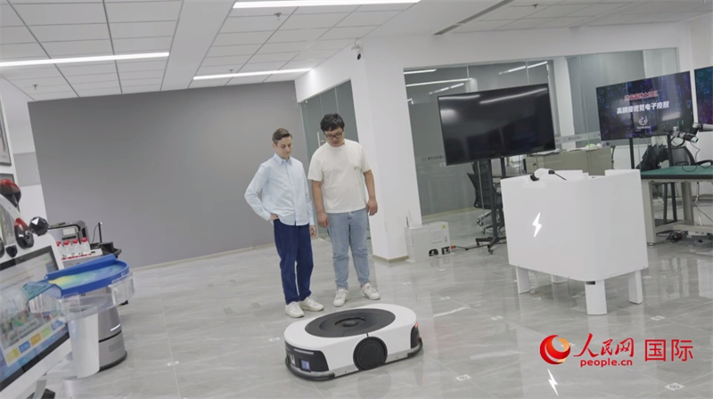 睿樂達機器人充電停車場。人民網(wǎng)記者 張榮攝