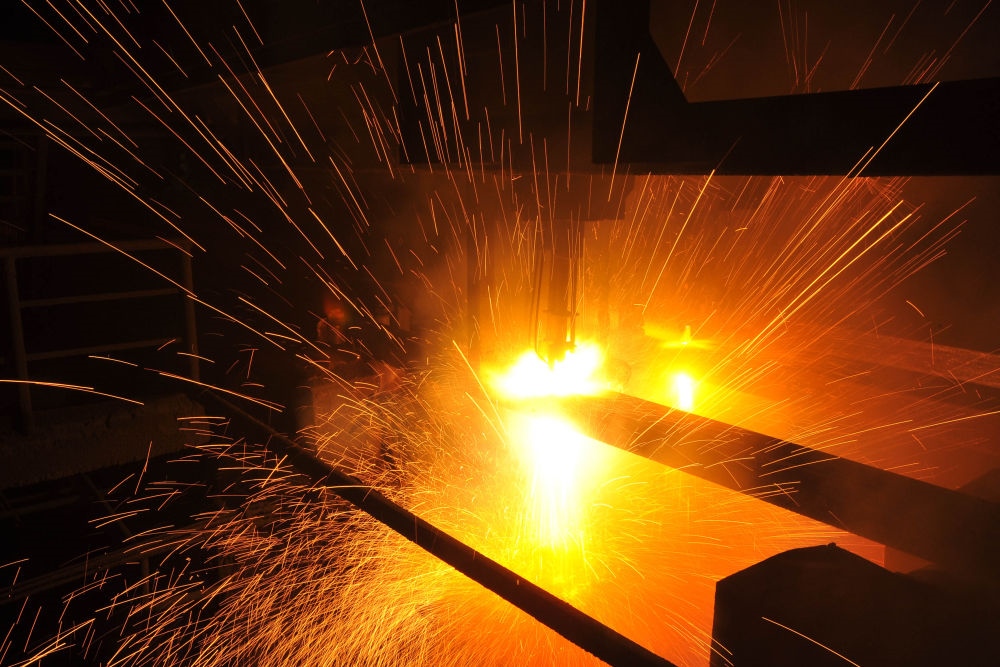 2015年3月10日，東北特鋼集團(tuán)大連基地生產(chǎn)的合金鋼連鑄坯進(jìn)行定尺切割。新華社發(fā)