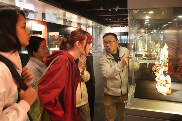 “熊貓叨叨”團(tuán)隊(duì)參觀玉器文化展。