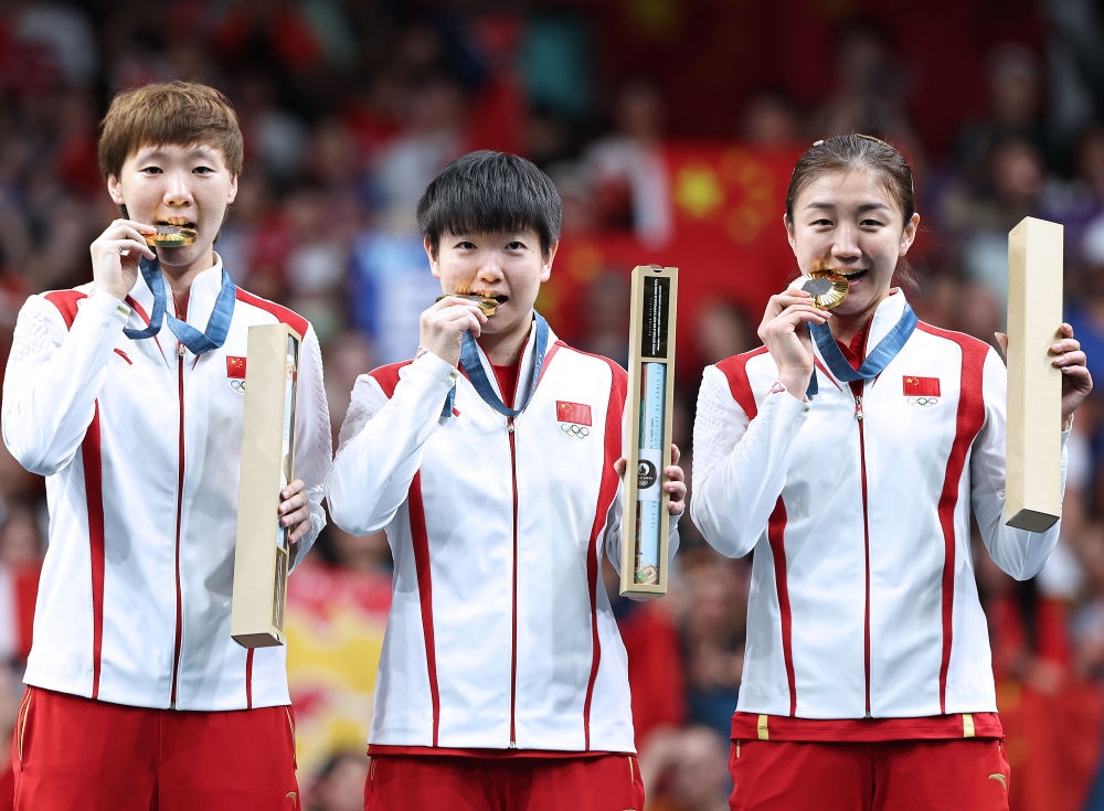 冠軍中國(guó)隊(duì)選手王曼昱、孫穎莎、陳夢(mèng)（從左至右）在巴黎奧運(yùn)會(huì)乒乓球女子團(tuán)體頒獎(jiǎng)儀式上（2024年8月10日攝）。新華社記者 王東震 攝