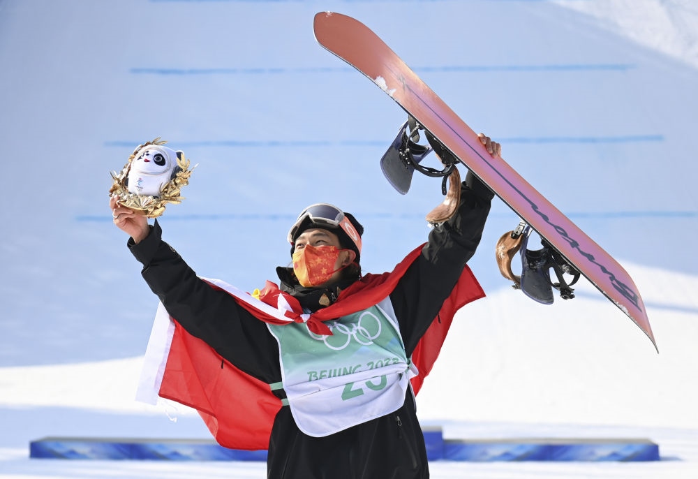 蘇翊鳴在北京2022年冬奧會(huì)單板滑雪男子大跳臺(tái)決賽奪冠后慶祝（2022年2月15日攝）。新華社記者 黃宗治 攝