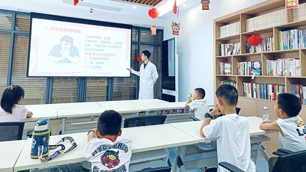 西安交通大學(xué)“筑夢醫(yī)心·護(hù)佑三農(nóng)”實踐團(tuán)開展健康科普。校方供圖