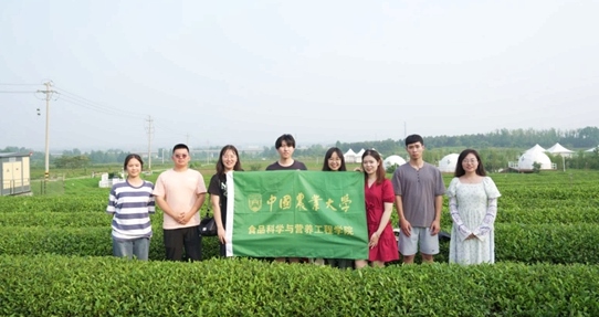 在山東日照，中國農(nóng)業(yè)大學(xué)食品學(xué)院實踐團(tuán)就農(nóng)業(yè)生產(chǎn)智能化設(shè)備、肥料選用等問題開展實地調(diào)研，并面向300余名村民陸續(xù)開展4次科普宣講。校方供圖