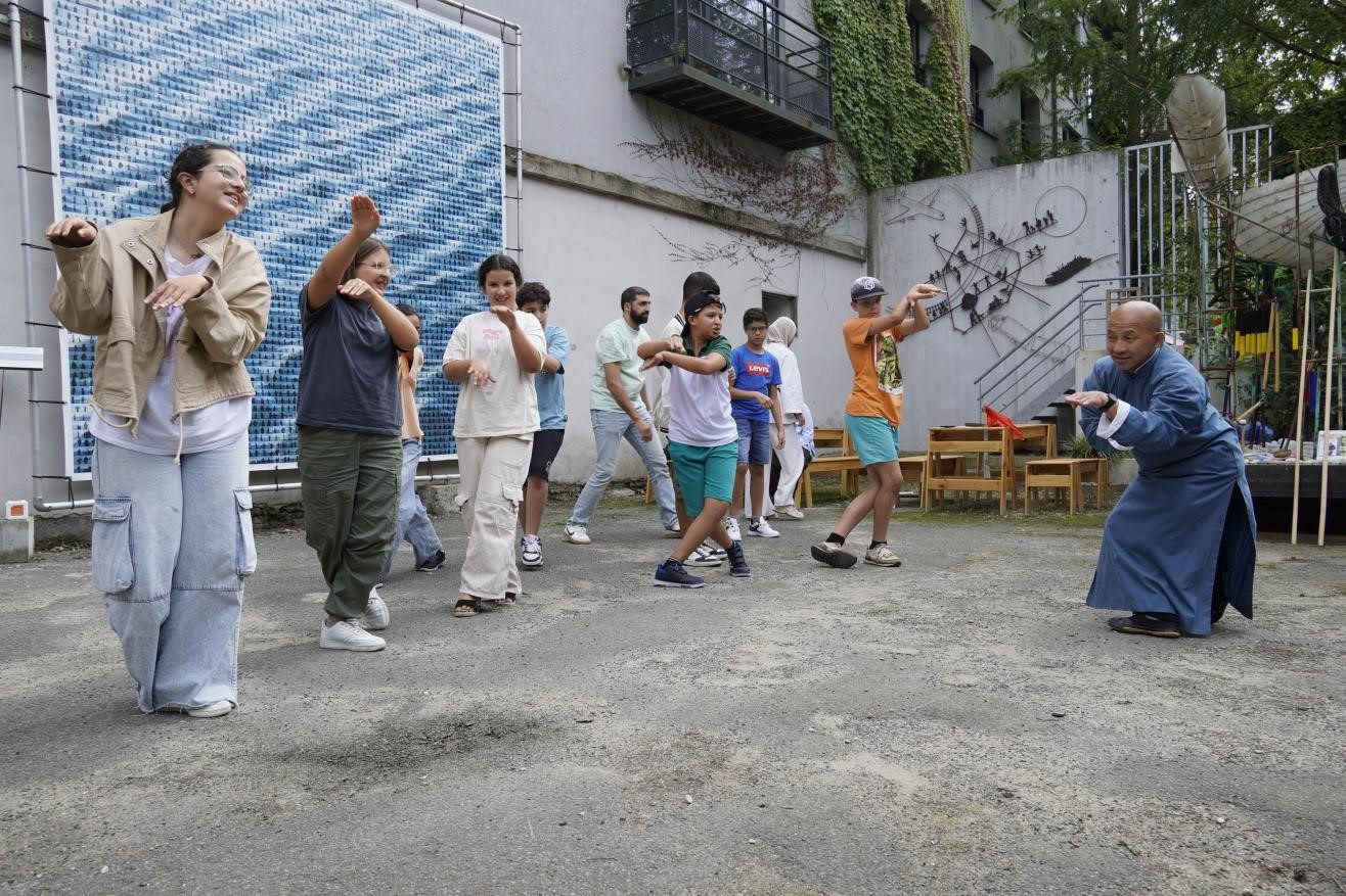 孩子們與魯汶大學(xué)武術(shù)老師，北少林長(zhǎng)拳傳人羅師傅學(xué)習(xí)中國(guó)功夫。比利時(shí)維他命文化傳媒供圖