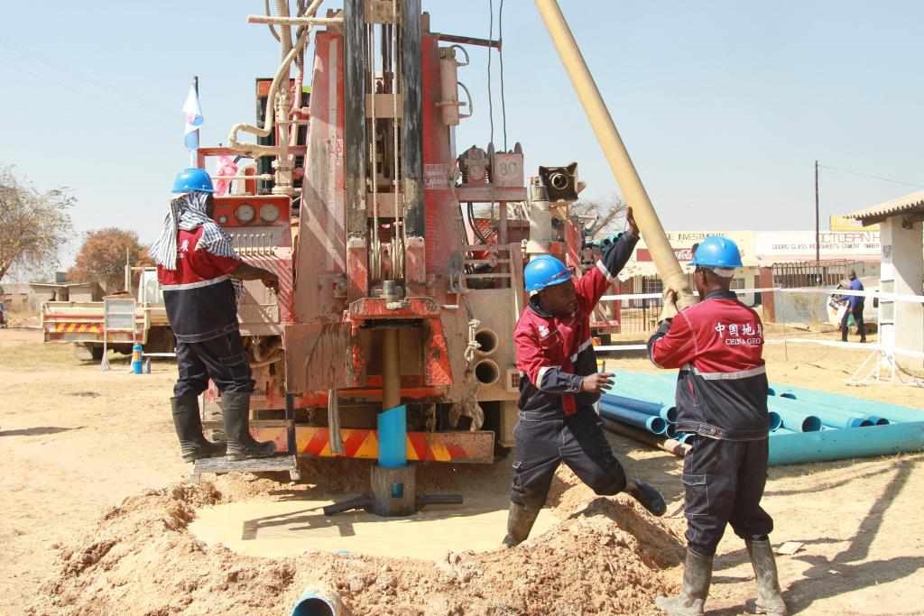 7月22日，工人在津巴布韋東馬紹納蘭省舉行的中國(guó)援津巴布韋300口水井項(xiàng)目開工儀式上鉆井。新華社發(fā)