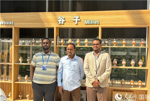 研討班成員在聽取講解后合影留念。人民網(wǎng) 曹欣悅攝