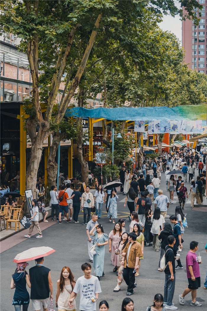 北街美食區(qū)是東郊記憶園區(qū)集美食、文化與休閑于一體的特色區(qū)域，為游客和當(dāng)?shù)鼐用裉峁┝素S富多樣的餐飲選擇。資料圖片
