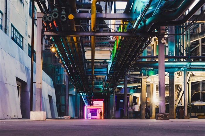 東郊記憶園區(qū)工業(yè)橫街完整地保留了園區(qū)的工業(yè)元素，如工業(yè)煙囪、動力管廊架和水塔等，形成了園區(qū)獨特的工業(yè)風(fēng)景線。資料圖片