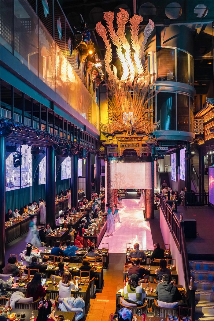 東郊記憶園區(qū)內(nèi)以蜀地文化為創(chuàng)作背景，溯源中國傳統(tǒng)宴飲儀禮打造的全景沉浸式漢文化主題餐秀。成都傳媒集團供圖