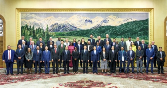  8月30日，國(guó)家副主席韓正在北京集體會(huì)見出席2024年國(guó)際議員友好交流論壇的各國(guó)代表。新華社記者 丁林 攝